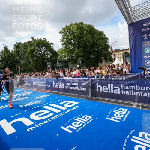 29.06.2025 - hella hamburg halbmarathon Zöllner http://msf.ph/oto/8408932 29.06.2025 10:43:35 Ziel 3928, 4080, 5124, 5436, 7635, 9931, 10246, 11648, 12623, 13996, 14484, 16338, 18513, 18775, 18810, 19229 meine-sportfotos.de