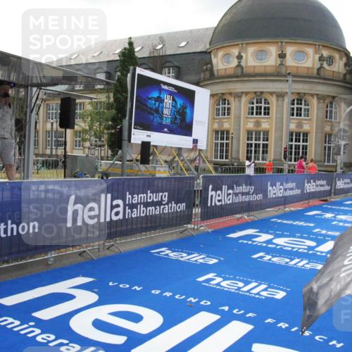 29.06.2025 - hella hamburg halbmarathon Michael Strokosch http://msf.ph/oto/8408933 29.06.2025 08:38:24 Ziel  meine-sportfotos.de