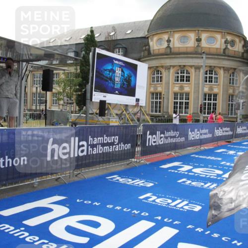 29.06.2025 - hella hamburg halbmarathon Michael Strokosch http://msf.ph/oto/8408942 29.06.2025 08:38:24 Ziel  meine-sportfotos.de