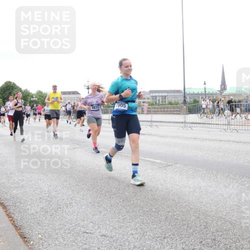 29.06.2025 - hella hamburg halbmarathon Lena Gebhardt http://msf.ph/oto/8408944 29.06.2025 10:50:48 Lombardsbrücke 1828, 8833, 7505, 1129, 1208, 1259, 1828, 1930, 2047, 2200, 2358, 2859, 3184, 3203, 3229, 3647, 3680, 3838, 4642, 4695, 4771, 4848, 4961, 5131, 5286, 5289, 6178, 7133, 7141, 7161, 7505, 7677, 7770, 7771, 7825, 7938, 8200, 8299, 8779, 8833, 8834, 8986, 9096, 9168, 9933, 10029, 10437, 10552, 10614, 10636, 10744, 11052, 11252, 11577, 11696, 12392, 12393, 13887, 14102, 14534, 14591, 15017, 15230, 15416 meine-sportfotos.de