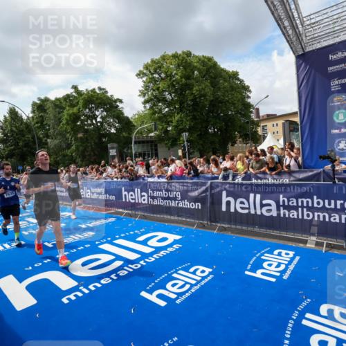 29.06.2025 - hella hamburg halbmarathon Zöllner http://msf.ph/oto/8408946 29.06.2025 10:43:35 Ziel 3928, 4080, 5124, 5436, 7635, 9931, 10246, 11648, 12623, 13996, 14484, 16338, 18513, 18775, 18810, 19229 meine-sportfotos.de