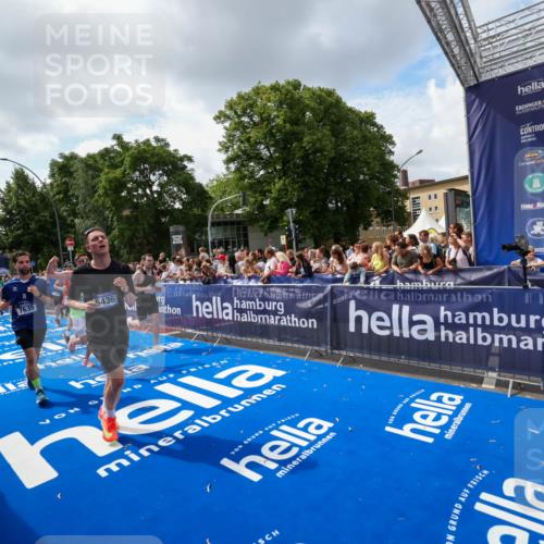 29.06.2025 - hella hamburg halbmarathon Zöllner http://msf.ph/oto/8408955 29.06.2025 10:43:35 Ziel 3928, 4080, 5124, 5436, 7635, 9931, 10246, 11648, 12623, 13996, 14484, 16338, 18513, 18775, 18810, 19229 meine-sportfotos.de