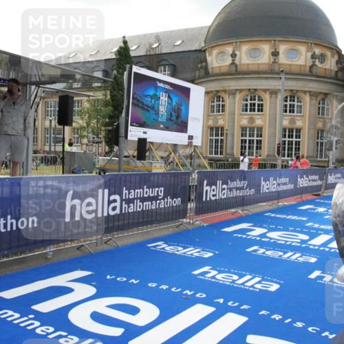 29.06.2025 - hella hamburg halbmarathon Michael Strokosch http://msf.ph/oto/8408956 29.06.2025 08:38:28 Ziel  meine-sportfotos.de