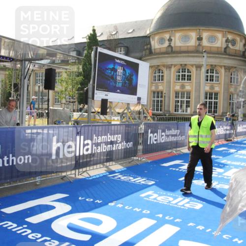 29.06.2025 - hella hamburg halbmarathon Michael Strokosch http://msf.ph/oto/8408965 29.06.2025 08:46:01 Ziel  meine-sportfotos.de
