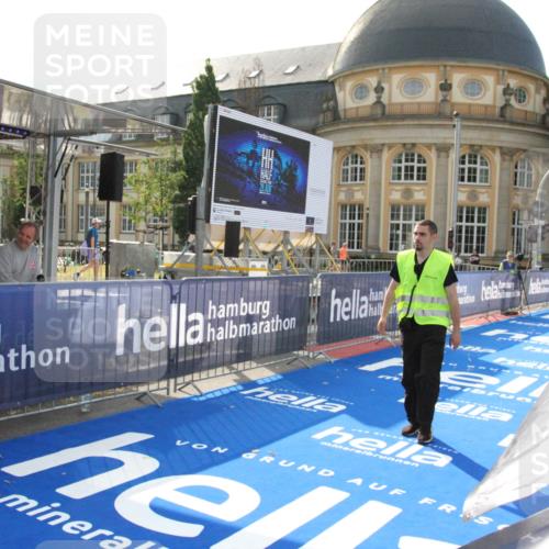29.06.2025 - hella hamburg halbmarathon Michael Strokosch http://msf.ph/oto/8408973 29.06.2025 08:46:01 Ziel  meine-sportfotos.de
