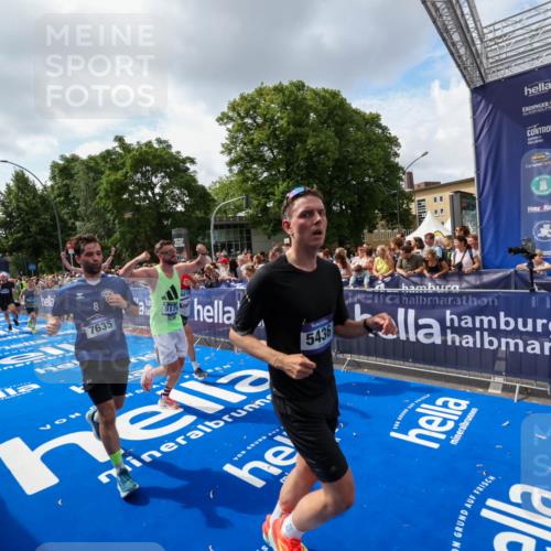 29.06.2025 - hella hamburg halbmarathon Zöllner http://msf.ph/oto/8408979 29.06.2025 10:43:36 Ziel 4080, 5124, 5436, 7635, 9931, 10246, 11648, 12623, 13996, 14484, 14690, 16338, 17912, 18513, 18775, 18810, 19229 meine-sportfotos.de