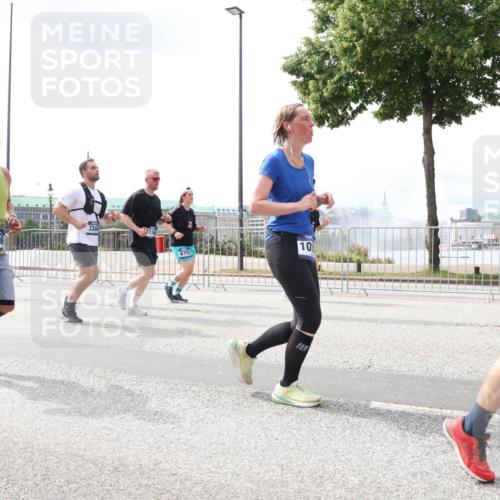 29.06.2025 - hella hamburg halbmarathon Lena Gebhardt http://msf.ph/oto/8409008 29.06.2025 10:41:35 Lombardsbrücke 3344, 1536, 6793, 10, 1314, 1509, 1536, 1542, 1623, 1712, 1731, 2153, 2229, 2258, 2805, 3344, 3532, 3533, 3623, 4412, 4415, 4541, 4610, 4787, 5225, 5432, 5688, 5689, 5928, 5942, 6088, 6250, 6320, 6450, 6474, 6618, 6793, 6894, 7022, 7023, 7477, 7661, 7821, 7955, 7968, 8004, 8162, 8163, 8293, 8300, 8301, 8385, 8443, 8586, 8751, 8848, 8878, 8897, 8992, 9467, 9588, 9962, 10181, 10348, 10407, 10483, 10835, 11011, 11166 meine-sportfotos.de