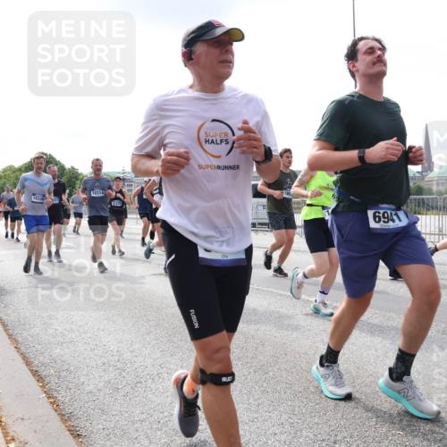29.06.2025 - hella hamburg halbmarathon Lena Gebhardt http://msf.ph/oto/8409011 29.06.2025 10:16:54 Lombardsbrücke 10320, 317, 10314, 6328, 6941, 1117, 1137, 1240, 1298, 1331, 1348, 1356, 1403, 1553, 1602, 1825, 2225, 2347, 2908, 2912, 3088, 3156, 3176, 3210, 3450, 3484, 3622, 3687, 4478, 5036, 5037, 5390, 5929, 5930, 5995, 6328, 6488, 6742, 6941, 6948, 7114, 7115, 7158, 7257, 7345, 7358, 7360, 7376, 7924, 7928, 8263, 8295, 8317, 8513, 8558, 8619, 8707, 8847, 8857, 8983, 9091, 9208, 9332, 9492, 9664, 9676, 10076, 10232 meine-sportfotos.de