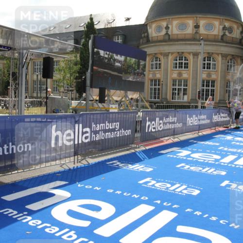 29.06.2025 - hella hamburg halbmarathon Michael Strokosch http://msf.ph/oto/8409018 29.06.2025 09:47:47 Ziel  meine-sportfotos.de