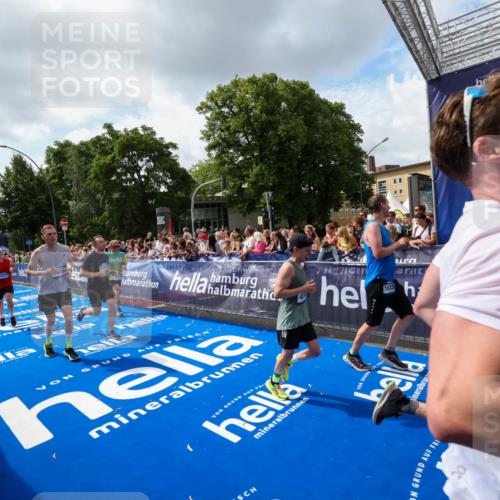 29.06.2025 - hella hamburg halbmarathon Zöllner http://msf.ph/oto/8409033 29.06.2025 10:43:39 Ziel 3116, 4080, 4318, 9114, 10246, 11648, 12623, 13421, 13996, 14484, 14690, 15328, 15932, 16338, 17912, 18449, 18513, 18775, 19229 meine-sportfotos.de
