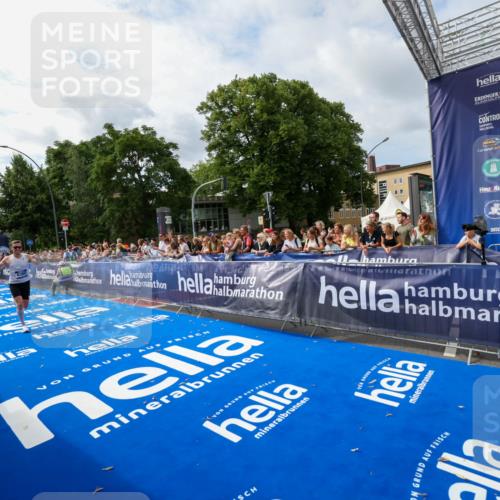 29.06.2025 - hella hamburg halbmarathon Zöllner http://msf.ph/oto/8409038 29.06.2025 10:18:57 Ziel 6380, 11342 meine-sportfotos.de