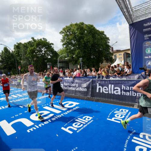 29.06.2025 - hella hamburg halbmarathon Zöllner http://msf.ph/oto/8409047 29.06.2025 10:43:39 Ziel 3116, 4080, 4318, 9114, 10246, 11648, 12623, 13421, 13996, 14484, 14690, 15328, 15932, 16338, 17912, 18449, 18513, 18775, 19229 meine-sportfotos.de