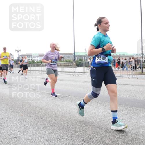 29.06.2025 - hella hamburg halbmarathon Lena Gebhardt http://msf.ph/oto/8409054 29.06.2025 10:50:48 Lombardsbrücke 1828, 8833, 7505, 1129, 1208, 1259, 1828, 1930, 2047, 2200, 2358, 2859, 3184, 3203, 3229, 3647, 3680, 3838, 4642, 4695, 4771, 4848, 4961, 5131, 5286, 5289, 6178, 7133, 7141, 7161, 7505, 7677, 7770, 7771, 7825, 7938, 8200, 8299, 8779, 8833, 8834, 8986, 9096, 9168, 9933, 10029, 10437, 10552, 10614, 10636, 10744, 11052, 11252, 11577, 11696, 12392, 12393, 13887, 14102, 14534, 14591, 15017, 15230, 15416 meine-sportfotos.de