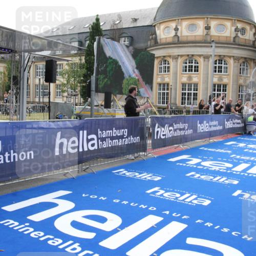 29.06.2025 - hella hamburg halbmarathon Michael Strokosch http://msf.ph/oto/8409060 29.06.2025 10:01:02 Ziel 1 meine-sportfotos.de