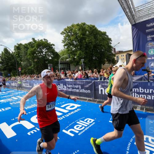 29.06.2025 - hella hamburg halbmarathon Zöllner http://msf.ph/oto/8409069 29.06.2025 10:43:40 Ziel 3116, 4080, 4318, 9114, 12623, 13421, 13996, 14484, 14690, 15328, 15932, 17912, 18449, 18775, 19229 meine-sportfotos.de