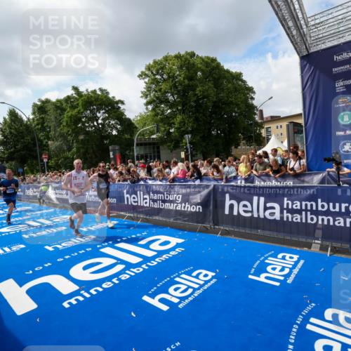 29.06.2025 - hella hamburg halbmarathon Zöllner http://msf.ph/oto/8409076 29.06.2025 10:43:43 Ziel 3116, 4318, 6903, 6991, 9114, 13421, 13996, 14201, 14210, 14690, 15328, 15932, 17912, 18449, 19090 meine-sportfotos.de