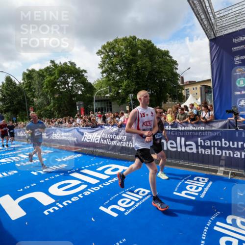 29.06.2025 - hella hamburg halbmarathon Zöllner http://msf.ph/oto/8409106 29.06.2025 10:43:44 Ziel 1976, 3116, 4318, 6903, 6991, 9114, 9159, 13421, 13996, 14201, 14210, 14690, 15328, 15932, 16105, 17912, 18449, 19090 meine-sportfotos.de