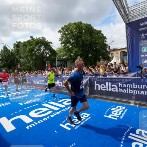 29.06.2025 - hella hamburg halbmarathon Zöllner http://msf.ph/oto/8409118 29.06.2025 10:43:45 Ziel 1976, 3116, 4318, 6903, 6991, 9114, 9159, 11153, 11848, 13421, 14201, 14210, 14690, 15328, 15932, 16105, 17912, 18449, 19090 meine-sportfotos.de