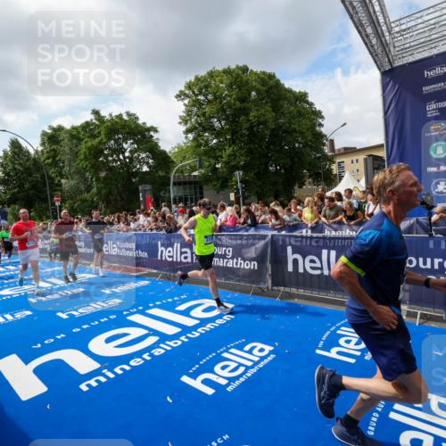 29.06.2025 - hella hamburg halbmarathon Zöllner http://msf.ph/oto/8409126 29.06.2025 10:43:45 Ziel 1976, 3116, 4318, 6903, 6991, 9114, 9159, 11153, 11848, 13421, 14201, 14210, 14690, 15328, 15932, 16105, 17912, 18449, 19090 meine-sportfotos.de