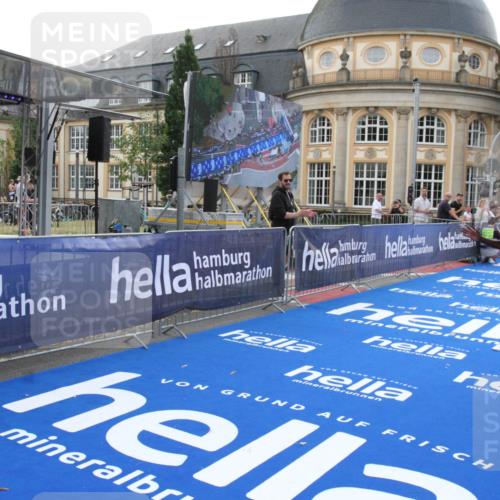 29.06.2025 - hella hamburg halbmarathon Michael Strokosch http://msf.ph/oto/8409146 29.06.2025 10:01:59 Ziel 4 meine-sportfotos.de