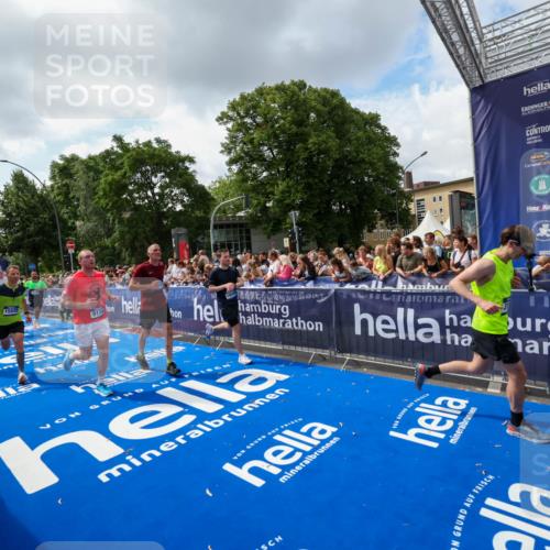 29.06.2025 - hella hamburg halbmarathon Zöllner http://msf.ph/oto/8409148 29.06.2025 10:43:46 Ziel 1976, 3116, 4318, 6903, 6991, 9114, 9159, 11153, 11848, 13421, 14201, 14210, 15328, 15512, 15932, 16062, 16105, 18449, 19090 meine-sportfotos.de