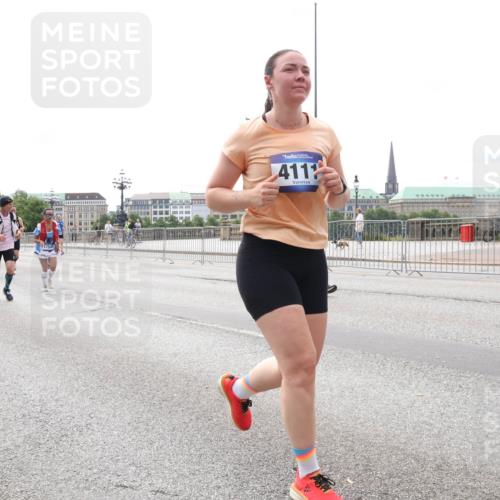 29.06.2025 - hella hamburg halbmarathon Lena Gebhardt http://msf.ph/oto/8409149 29.06.2025 10:24:55 Lombardsbrücke 17535, 411, 1352, 1395, 1740, 2000, 2108, 2249, 2280, 2944, 3053, 3099, 3113, 3132, 3421, 3920, 4008, 4010, 4111, 4221, 4444, 5126, 5138, 5829, 5830, 6261, 6570, 7778, 8083, 9573, 10907, 11400, 11651, 11816, 11817, 11921, 12070, 12303, 13111, 13113, 13638, 14649, 14898, 15124, 15153, 15679, 15942, 15975, 17185, 17535, 17954, 18194, 18198 meine-sportfotos.de