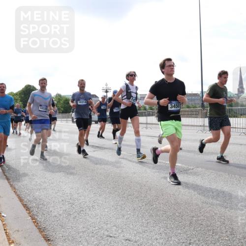 29.06.2025 - hella hamburg halbmarathon Lena Gebhardt http://msf.ph/oto/8409161 29.06.2025 10:16:55 Lombardsbrücke 10320, 10314, 7360, 17527, 3450, 1670, 1117, 1137, 1240, 1298, 1331, 1348, 1356, 1403, 1553, 1602, 1825, 2225, 2347, 2908, 2912, 3088, 3156, 3176, 3210, 3450, 3484, 3622, 3687, 4478, 5036, 5037, 5390, 5929, 5930, 5995, 6328, 6488, 6742, 6941, 6948, 7114, 7115, 7158, 7257, 7345, 7358, 7360, 7376, 7924, 7928, 8263, 8295, 8317, 8513, 8558, 8619, 8707, 8847, 8857, 8983, 9091, 9208, 9332, 9492, 9664, 9676, 10076, 10232 meine-sportfotos.de