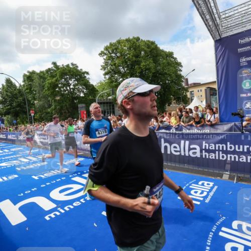 29.06.2025 - hella hamburg halbmarathon Zöllner http://msf.ph/oto/8409168 29.06.2025 10:43:48 Ziel 1976, 3437, 4318, 6903, 6991, 7185, 9114, 9159, 9374, 11153, 11778, 11848, 13421, 13897, 14201, 14210, 15328, 15512, 15932, 16062, 16105, 18650, 19090 meine-sportfotos.de