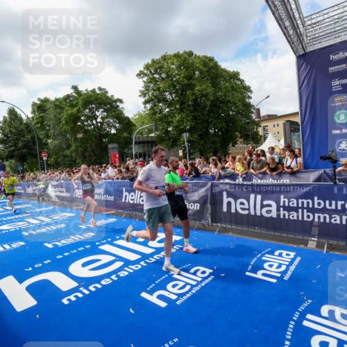 29.06.2025 - hella hamburg halbmarathon Zöllner http://msf.ph/oto/8409173 29.06.2025 10:43:49 Ziel 1976, 3437, 5692, 6903, 6991, 7185, 9159, 9374, 11153, 11778, 11848, 13897, 14201, 14210, 15512, 16062, 16105, 18650, 19090 meine-sportfotos.de