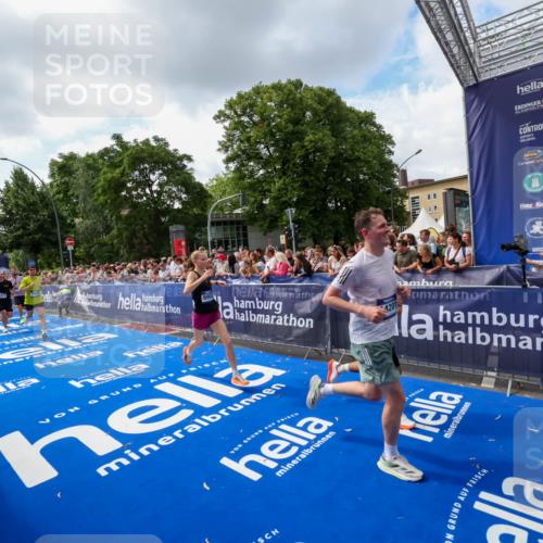29.06.2025 - hella hamburg halbmarathon Zöllner http://msf.ph/oto/8409181 29.06.2025 10:43:49 Ziel 1976, 3437, 5692, 6903, 6991, 7185, 9159, 9374, 11153, 11778, 11848, 13897, 14201, 14210, 15512, 16062, 16105, 18650, 19090 meine-sportfotos.de