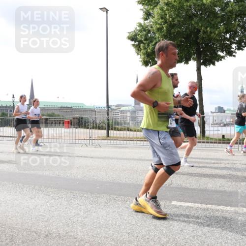 29.06.2025 - hella hamburg halbmarathon Lena Gebhardt http://msf.ph/oto/8409194 29.06.2025 10:41:36 Lombardsbrücke 16021, 1768, 1314, 1509, 1536, 1542, 1623, 1648, 1712, 1731, 2153, 2229, 2258, 2805, 3344, 3532, 3533, 3623, 4412, 4415, 4541, 4610, 4787, 5225, 5432, 5688, 5689, 5928, 5942, 6088, 6250, 6320, 6450, 6618, 6793, 6894, 7022, 7023, 7477, 7821, 7955, 7968, 8004, 8162, 8163, 8293, 8300, 8301, 8385, 8443, 8586, 8751, 8848, 8878, 8897, 8992, 9467, 9588, 9962, 10181, 10348, 10483, 10835, 11011, 11166 meine-sportfotos.de