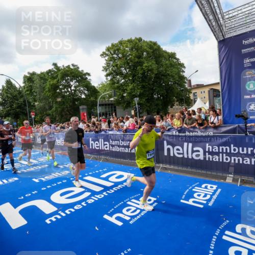 29.06.2025 - hella hamburg halbmarathon Zöllner http://msf.ph/oto/8409217 29.06.2025 10:43:51 Ziel 1976, 3437, 3697, 5624, 5692, 6991, 7185, 9043, 9159, 9374, 11153, 11778, 11848, 13897, 14861, 15512, 16062, 16105, 18650, 19090 meine-sportfotos.de