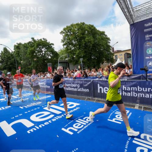 29.06.2025 - hella hamburg halbmarathon Zöllner http://msf.ph/oto/8409223 29.06.2025 10:43:51 Ziel 1976, 3437, 3697, 5624, 5692, 6991, 7185, 9043, 9159, 9374, 11153, 11778, 11848, 13897, 14861, 15512, 16062, 16105, 18650, 19090 meine-sportfotos.de