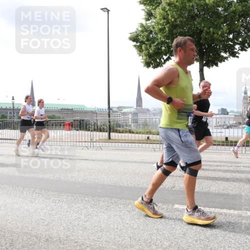 29.06.2025 - hella hamburg halbmarathon Lena Gebhardt http://msf.ph/oto/8409226 29.06.2025 10:41:37 Lombardsbrücke 16021, 1314, 1509, 1536, 1542, 1623, 1648, 1712, 1731, 2153, 2229, 2258, 2805, 3344, 3532, 3533, 3623, 4412, 4415, 4541, 4610, 4787, 5432, 5688, 5689, 5928, 5942, 6088, 6137, 6250, 6320, 6450, 6618, 6793, 6894, 7022, 7023, 7477, 7821, 7955, 7968, 8004, 8162, 8163, 8293, 8300, 8301, 8385, 8443, 8586, 8751, 8848, 8878, 8897, 8992, 9467, 9588, 10181, 10348, 10483, 11011, 11166 meine-sportfotos.de