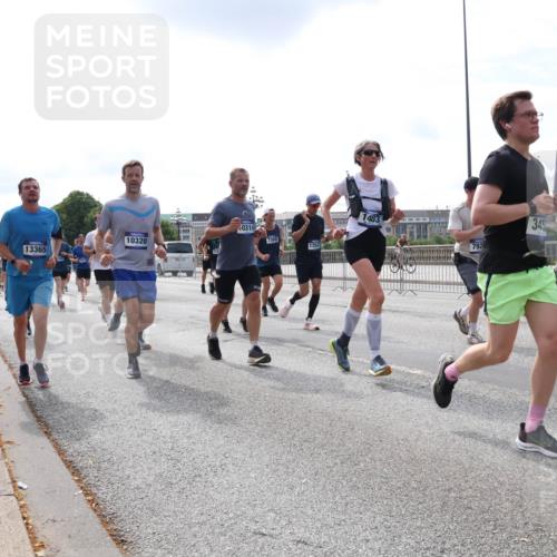 29.06.2025 - hella hamburg halbmarathon Lena Gebhardt http://msf.ph/oto/8409230 29.06.2025 10:16:55 Lombardsbrücke 10320, 13365, 0314, 1403, 792, 345, 1867, 1117, 1137, 1240, 1298, 1331, 1348, 1356, 1403, 1553, 1602, 1825, 2225, 2347, 2908, 2912, 3088, 3156, 3176, 3210, 3450, 3484, 3622, 3687, 4478, 5036, 5037, 5390, 5929, 5930, 5995, 6328, 6488, 6742, 6941, 6948, 7114, 7115, 7158, 7257, 7345, 7358, 7360, 7376, 7924, 7928, 8263, 8295, 8317, 8513, 8558, 8619, 8707, 8847, 8857, 8983, 9091, 9208, 9332, 9492, 9664, 9676, 10076, 10232 meine-sportfotos.de