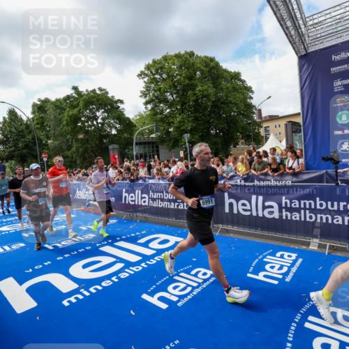 29.06.2025 - hella hamburg halbmarathon Zöllner http://msf.ph/oto/8409231 29.06.2025 10:43:52 Ziel 1976, 3437, 3697, 3907, 5624, 5692, 6991, 7185, 9043, 9159, 9374, 10493, 11153, 11778, 11809, 11848, 12966, 13897, 14861, 15512, 16062, 16105, 18650, 18678, 19090 meine-sportfotos.de