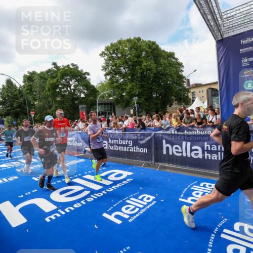 29.06.2025 - hella hamburg halbmarathon Zöllner http://msf.ph/oto/8409239 29.06.2025 10:43:52 Ziel 1976, 3437, 3697, 3907, 5624, 5692, 6991, 7185, 9043, 9159, 9374, 10493, 11153, 11778, 11809, 11848, 12966, 13897, 14861, 15512, 16062, 16105, 18650, 18678, 19090 meine-sportfotos.de