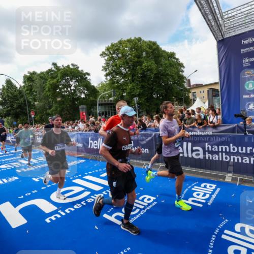 29.06.2025 - hella hamburg halbmarathon Zöllner http://msf.ph/oto/8409246 29.06.2025 10:43:53 Ziel 1976, 3437, 3697, 3907, 5624, 5692, 7185, 8145, 9043, 9159, 9374, 10493, 11153, 11778, 11809, 11848, 12966, 13897, 14861, 15512, 16062, 16105, 17376, 18650, 18678 meine-sportfotos.de
