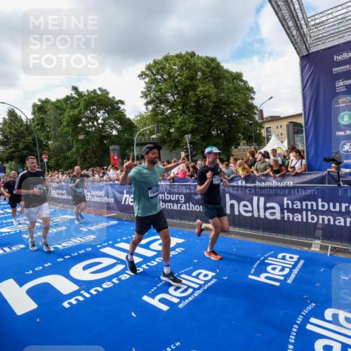 29.06.2025 - hella hamburg halbmarathon Zöllner http://msf.ph/oto/8409260 29.06.2025 10:43:54 Ziel 3437, 3697, 3907, 5624, 5692, 7185, 8145, 9043, 9374, 10493, 11153, 11778, 11809, 11848, 12966, 13897, 14861, 15512, 16062, 16549, 17376, 17403, 18650, 18678 meine-sportfotos.de