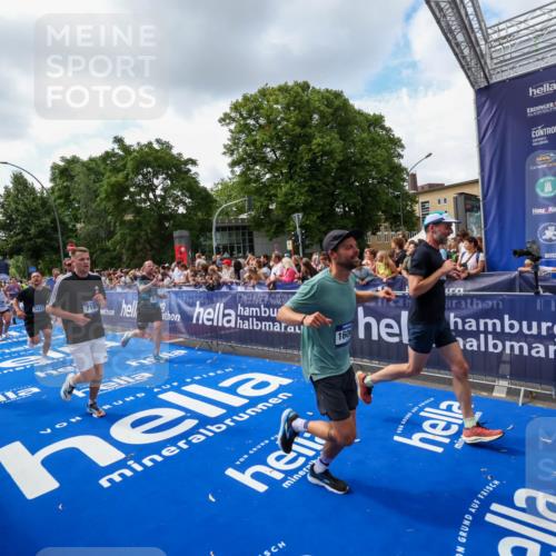 29.06.2025 - hella hamburg halbmarathon Zöllner http://msf.ph/oto/8409267 29.06.2025 10:43:54 Ziel 3437, 3697, 3907, 5624, 5692, 7185, 8145, 9043, 9374, 10493, 11153, 11778, 11809, 11848, 12966, 13897, 14861, 15512, 16062, 16549, 17376, 17403, 18650, 18678 meine-sportfotos.de