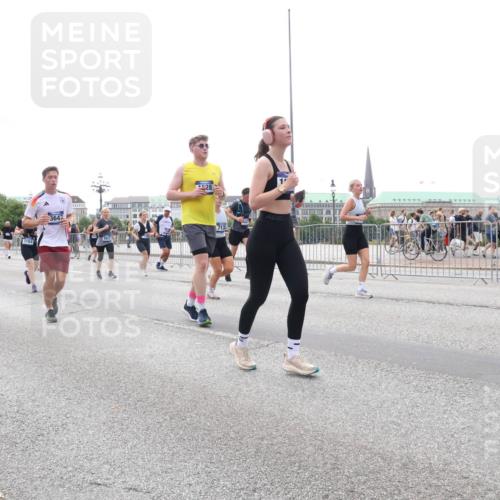 29.06.2025 - hella hamburg halbmarathon Lena Gebhardt http://msf.ph/oto/8409273 29.06.2025 10:50:51 Lombardsbrücke 28, 713, 1129, 1203, 1208, 1259, 1404, 1828, 1930, 2047, 2200, 2358, 2859, 3184, 3229, 3647, 3680, 3838, 3934, 4642, 4695, 4771, 4848, 4961, 5131, 5286, 5289, 6178, 7133, 7141, 7161, 7505, 7677, 7770, 7771, 7825, 7938, 8200, 8299, 8779, 8833, 8834, 8986, 9096, 9168, 9933, 10029, 10437, 10552, 10614, 10636, 10744, 11052, 11252, 11577, 12392, 12393, 14102, 14534, 14591, 15017, 15230, 15416 meine-sportfotos.de