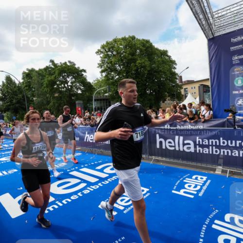 29.06.2025 - hella hamburg halbmarathon Zöllner http://msf.ph/oto/8409279 29.06.2025 10:43:55 Ziel 3437, 3697, 3907, 5624, 5692, 7185, 8145, 9043, 9374, 10493, 11778, 11809, 12438, 12966, 13897, 14861, 15512, 16062, 16549, 17376, 17403, 18650, 18678 meine-sportfotos.de