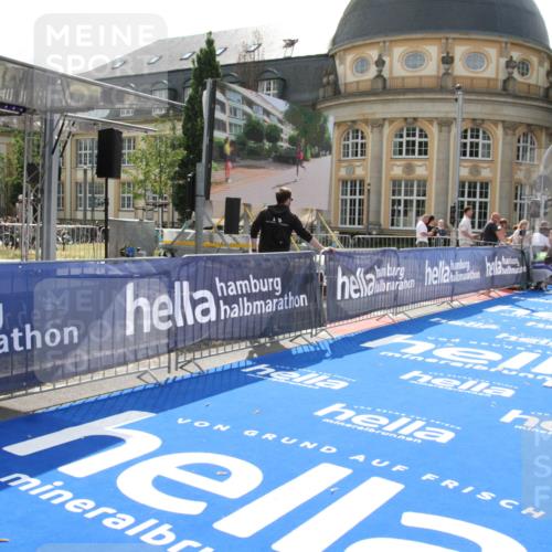 29.06.2025 - hella hamburg halbmarathon Michael Strokosch http://msf.ph/oto/8409285 29.06.2025 10:02:48 Ziel 10 meine-sportfotos.de
