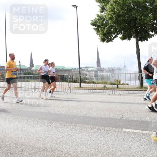29.06.2025 - hella hamburg halbmarathon Lena Gebhardt http://msf.ph/oto/8409290 29.06.2025 10:41:37 Lombardsbrücke 4610, 16021, 17684, 1314, 1509, 1536, 1542, 1623, 1648, 1712, 1731, 2153, 2229, 2258, 2805, 3344, 3532, 3533, 3623, 4412, 4415, 4541, 4610, 4787, 5432, 5688, 5689, 5928, 5942, 6088, 6137, 6250, 6320, 6450, 6618, 6793, 6894, 7022, 7023, 7477, 7821, 7955, 7968, 8004, 8162, 8163, 8293, 8300, 8301, 8385, 8443, 8586, 8751, 8848, 8878, 8897, 8992, 9467, 9588, 10181, 10348, 10483, 11011, 11166 meine-sportfotos.de