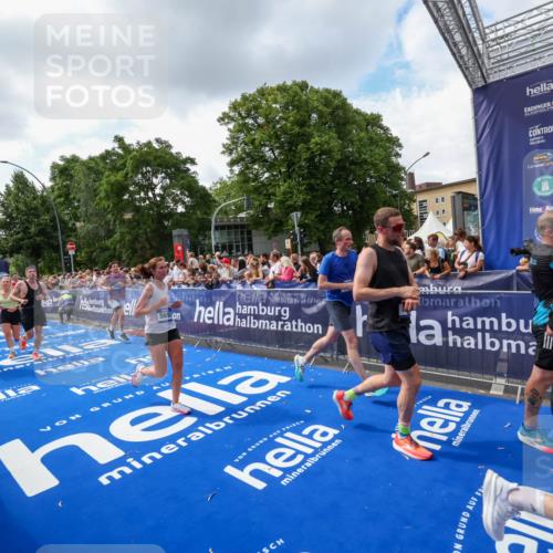 29.06.2025 - hella hamburg halbmarathon Zöllner http://msf.ph/oto/8409296 29.06.2025 10:43:56 Ziel 3437, 3697, 3907, 5624, 5692, 7185, 8063, 8145, 9043, 9374, 10493, 11778, 11809, 12438, 12966, 13897, 14861, 16549, 17376, 17403, 18650, 18678 meine-sportfotos.de