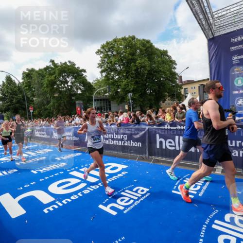 29.06.2025 - hella hamburg halbmarathon Zöllner http://msf.ph/oto/8409303 29.06.2025 10:43:57 Ziel 3437, 3697, 3907, 5624, 5692, 8063, 8145, 8900, 9043, 9374, 10493, 10596, 11809, 12438, 12966, 13897, 14861, 16549, 17376, 17403, 18650, 18678 meine-sportfotos.de