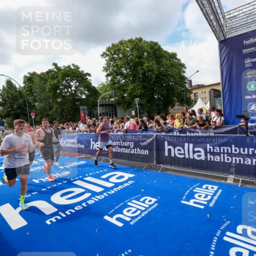 29.06.2025 - hella hamburg halbmarathon Zöllner http://msf.ph/oto/8409310 29.06.2025 10:43:57 Ziel 3437, 3697, 3907, 5624, 5692, 8063, 8145, 8900, 9043, 9374, 10493, 10596, 11809, 12438, 12966, 13897, 14861, 16549, 17376, 17403, 18650, 18678 meine-sportfotos.de