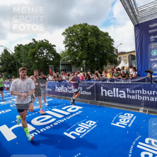 29.06.2025 - hella hamburg halbmarathon Zöllner http://msf.ph/oto/8409316 29.06.2025 10:43:58 Ziel 3697, 3907, 4981, 5624, 5692, 8063, 8145, 8900, 9043, 10493, 10596, 11809, 12438, 12966, 14861, 15383, 16549, 17376, 17403, 18678 meine-sportfotos.de