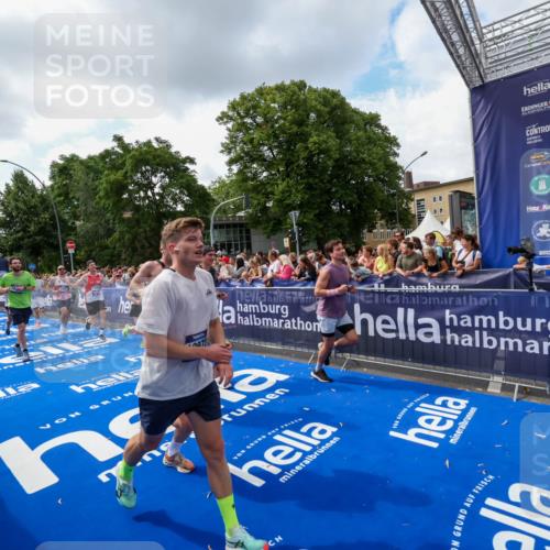29.06.2025 - hella hamburg halbmarathon Zöllner http://msf.ph/oto/8409323 29.06.2025 10:43:58 Ziel 3697, 3907, 4981, 5624, 5692, 8063, 8145, 8900, 9043, 10493, 10596, 11809, 12438, 12966, 14861, 15383, 16549, 17376, 17403, 18678 meine-sportfotos.de