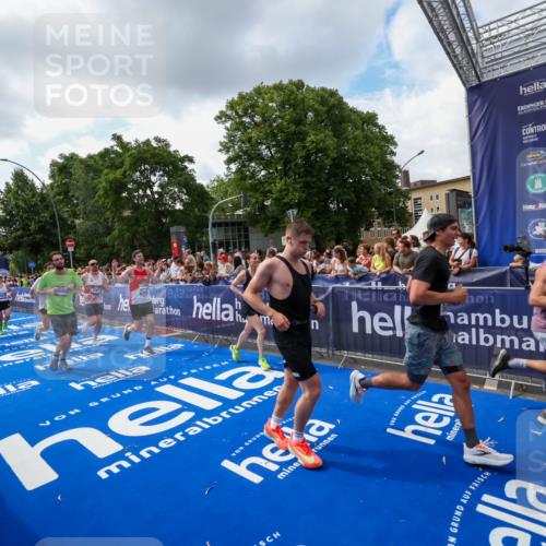 29.06.2025 - hella hamburg halbmarathon Zöllner http://msf.ph/oto/8409329 29.06.2025 10:43:59 Ziel 3697, 3907, 4981, 5624, 8063, 8145, 8900, 9043, 10493, 10596, 11809, 12438, 12966, 14861, 15383, 16549, 17376, 17403, 18678 meine-sportfotos.de